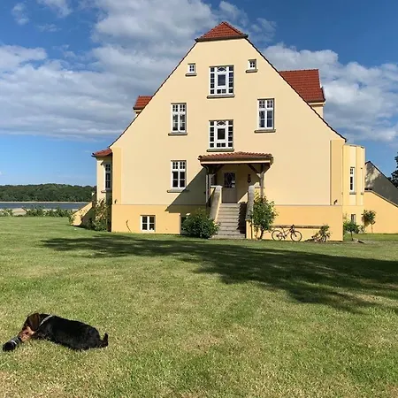 Gutshaus-grubnow-ferienwohnung-2-am-wasser-sauna-und-wlan-incl