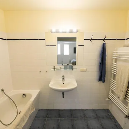 Gutshaus-grubnow-ferienwohnung-2-am-wasser-sauna-und-wlan-incl شقة *