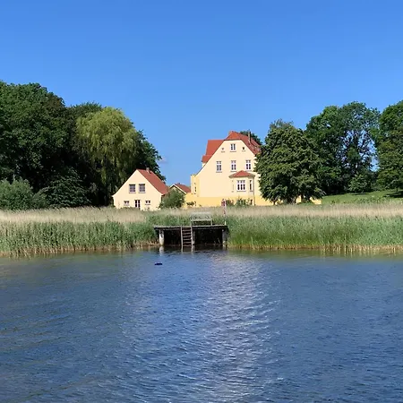 Gutshaus-grubnow-ferienwohnung-2-am-wasser-sauna-und-wlan-incl * Grubnow