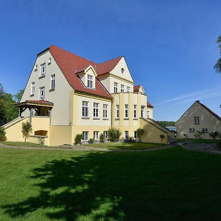 Gutshaus-grubnow-ferienwohnung-2-am-wasser-sauna-und-wlan-incl Grubnow